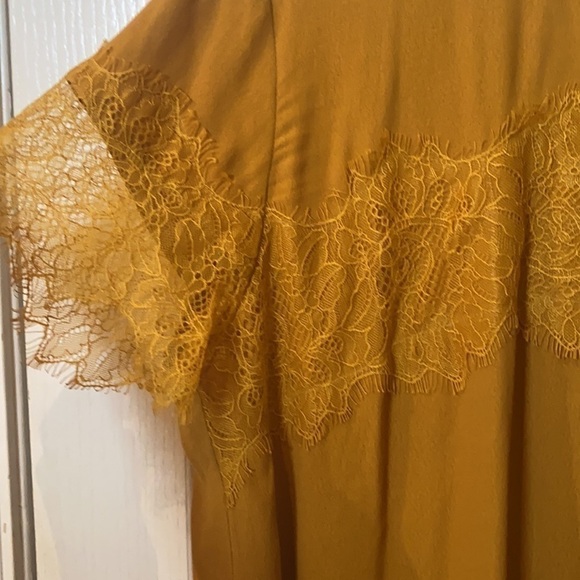 Women’s like new size large gold short sleeve top - Picture 2 of 6
